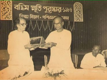 Amiya Bhushan receiving Bankim Purashkar,  1986