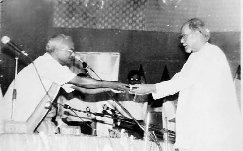 Amiyabhushan receiving the Sharat Smarak Samman  by University of Calcutta in 1997