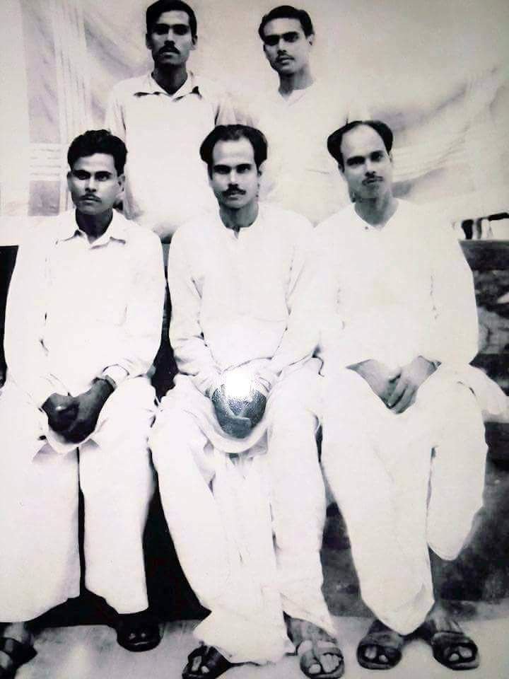 ভাইদের সাথে অমিয়ভূষণ (বসা: ডানদিক থেকে দ্বিতীয়)