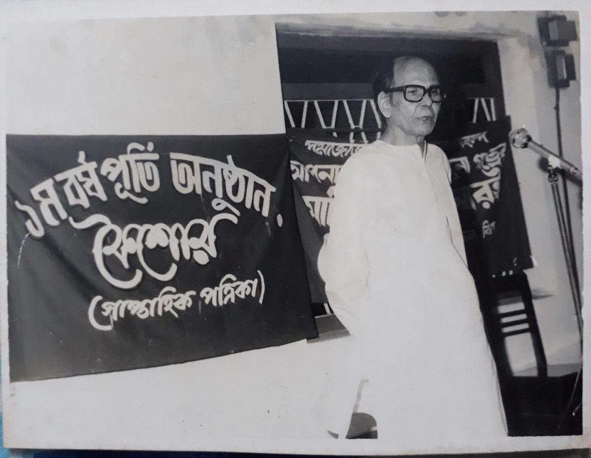 ষাটের দশকের দুষ্প্রাপ্য ছবি. সাপ্তাহিক পত্রিকা কৈশোর - এর প্রথম বর্ষপূর্তিতে বক্তব্য রাখছেন অমিয়ভূষণ