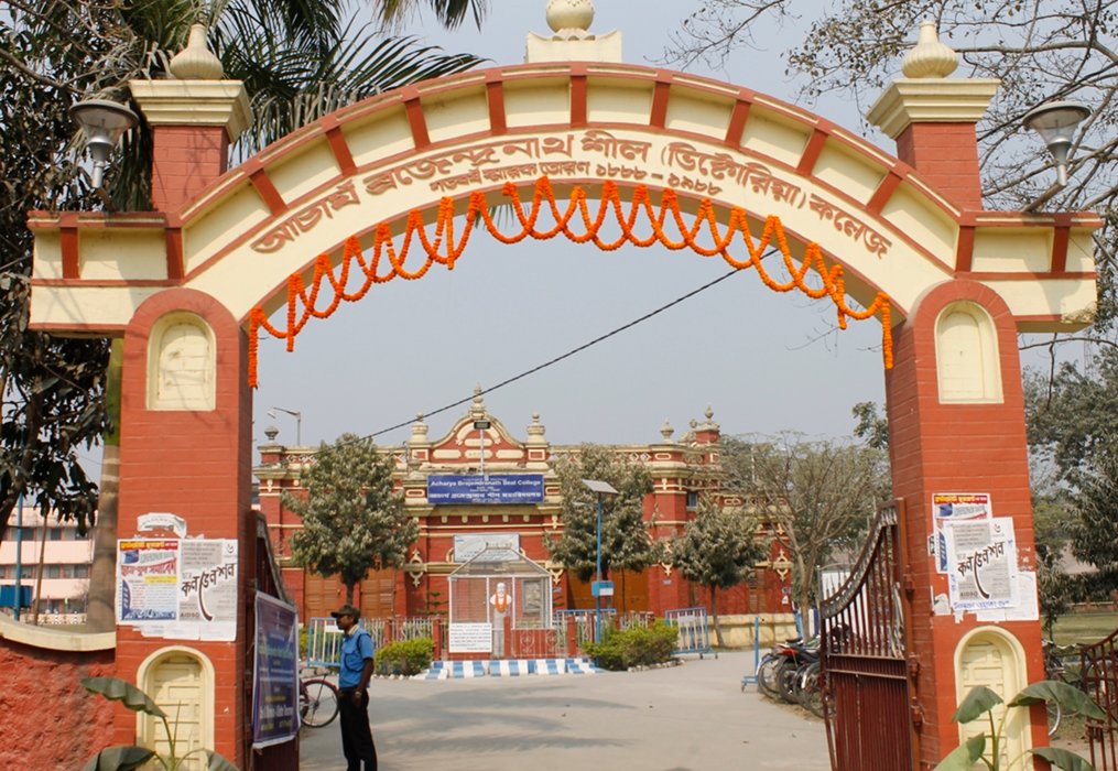 ভিক্টোরিয়া কলেজ, লেখকের উচ্চশিক্ষার স্থল